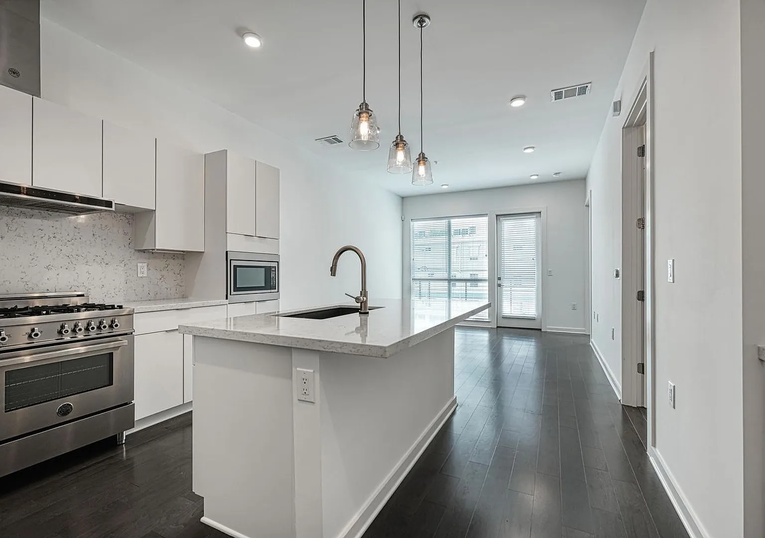 207 W Johanna — Photo 3