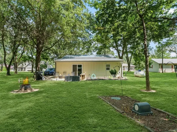 12 Armstrong Dr, Neoga, IL 62447