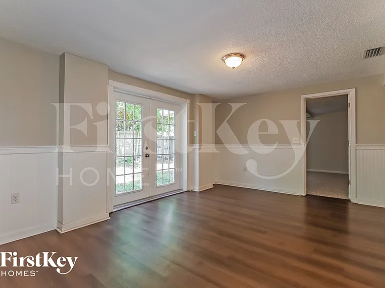 10805 Piccadilly Rd — Photo 5