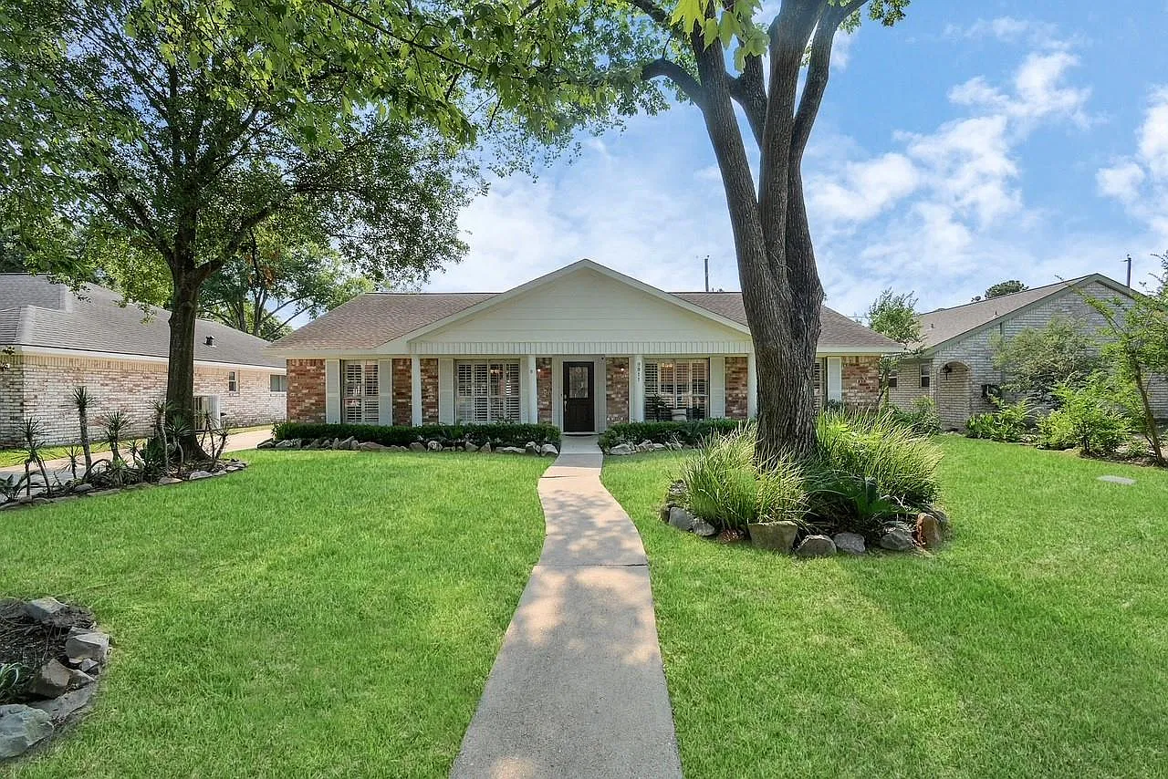 3 bed, 2.0 bath, 2205 sqft, $2,850 — Photo 3