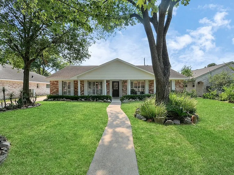 9811 Rocktree Dr — Photo 3
