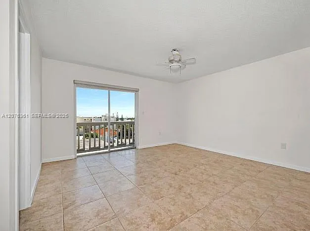 Carlyle Plaza Condo — Photo 4