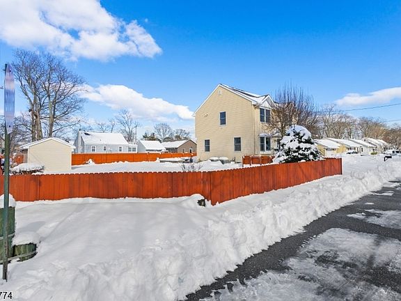 4th image of 638 Ivanhoe Rd