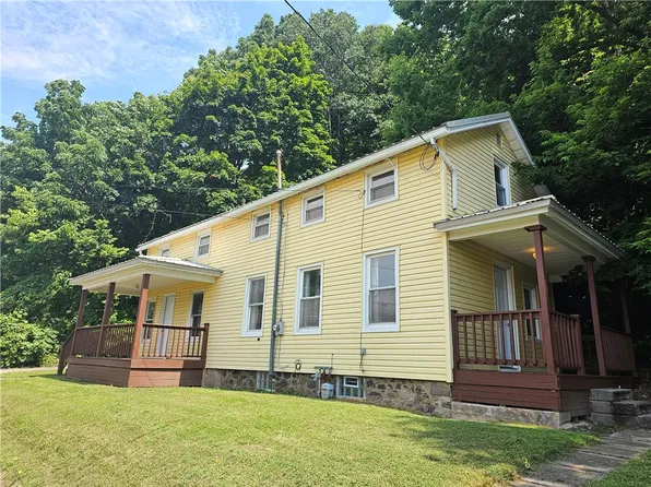 8 Layton St, Lyons, NY 14489