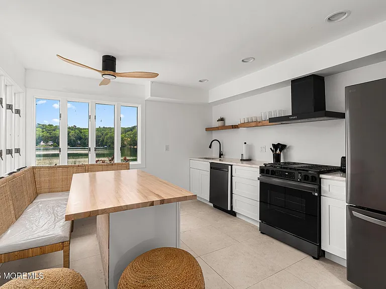 39 Upper Lakeview Ave — Photo 2