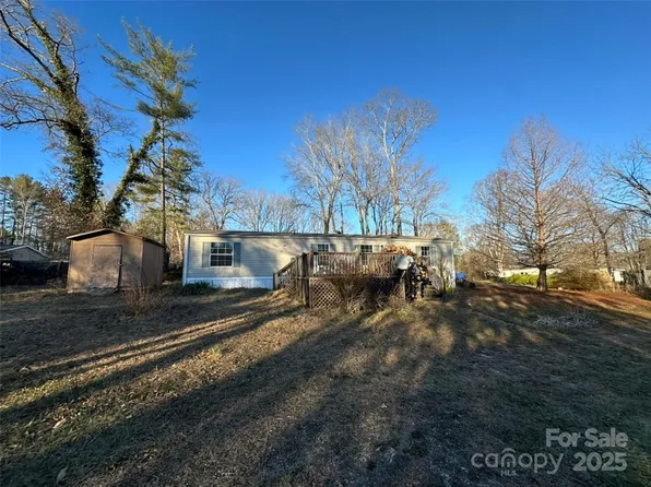 200 Rolling Oaks Dr, Hendersonville, NC 28791