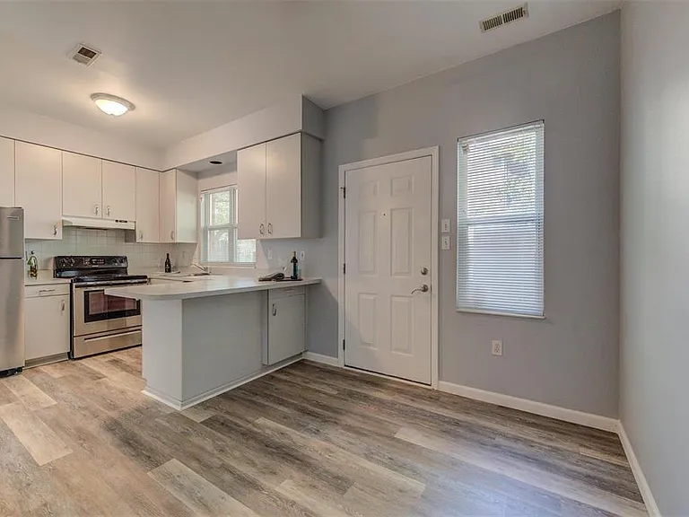 443 N Sarah St — Photo 2