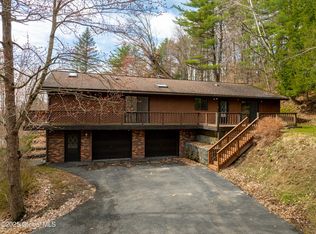 11 Middle Ct, West Sand Lake, NY 12196