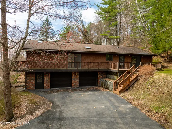 11 Middle Court, Sand Lake, NY 12196