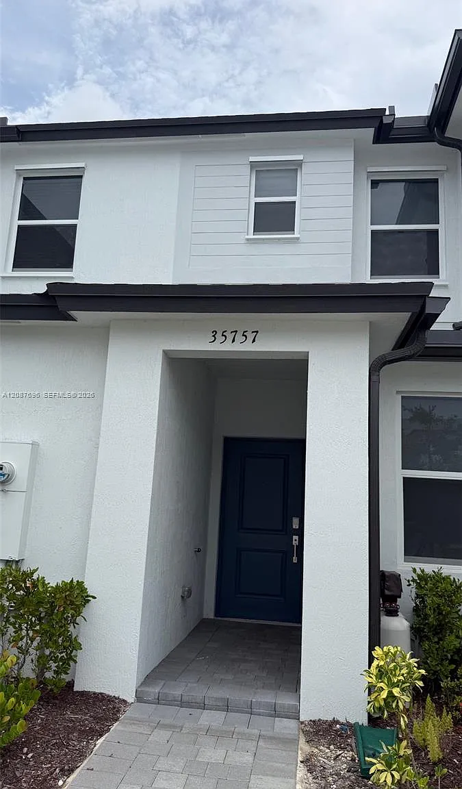 3 bed, 3.0 bath, 1300 sqft, $2,500 — Photo 2