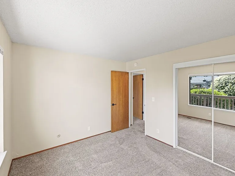 Park Plaza Apartments — Photo 39