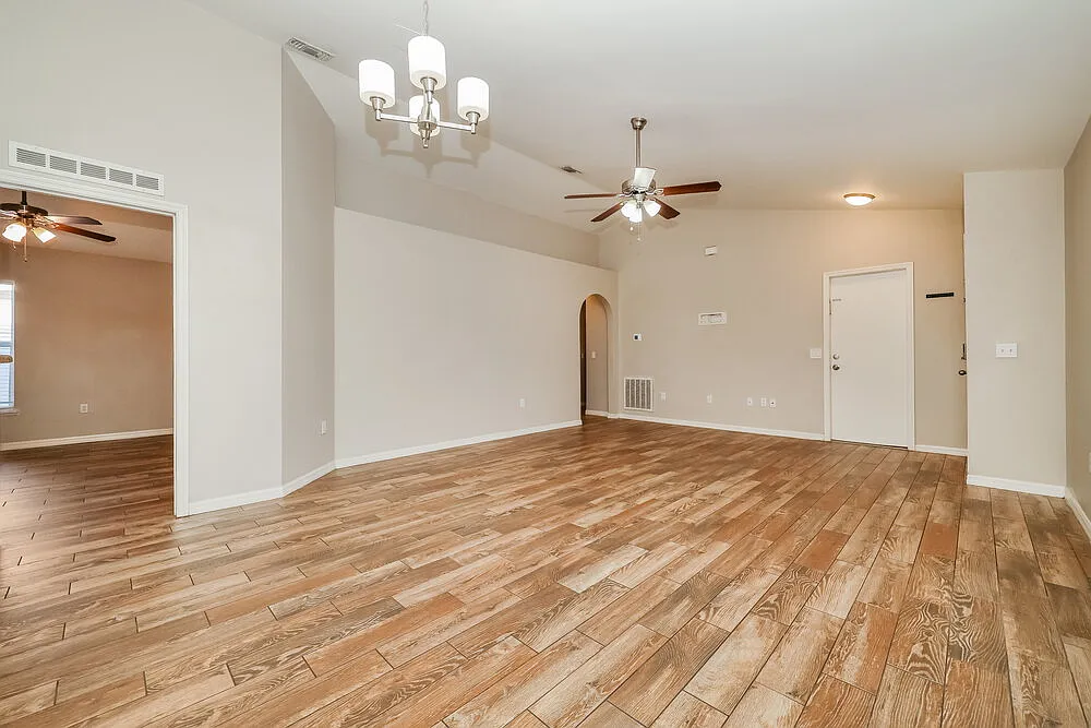 3 bed, 2.0 bath, 1292 sqft, $2,075 — Photo 3