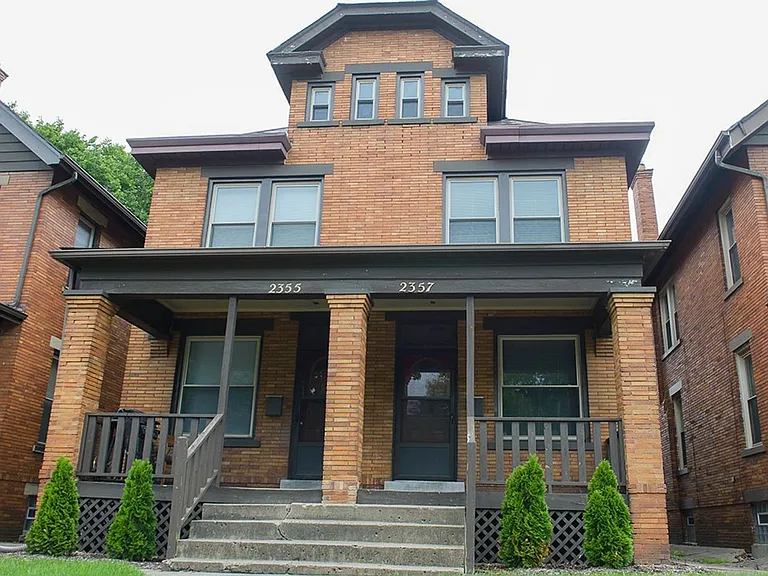 Summit St 2355-2357 MLR — Photo 1