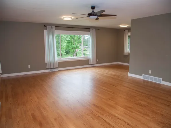 1190 Perry Dr, Platteville, WI 53818
