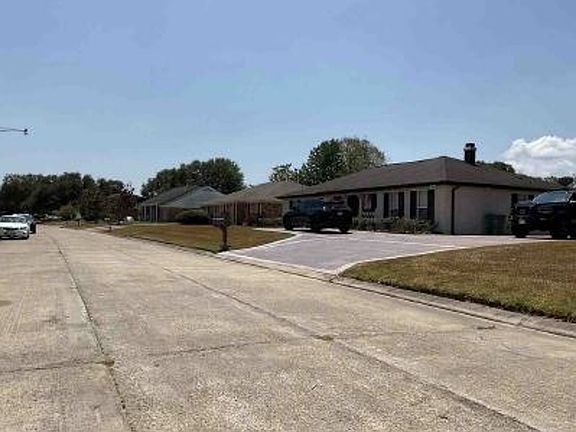 Exterior Neighborhood (street photo)