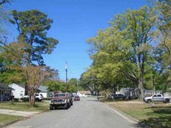 Exterior Neighborhood (street photo)