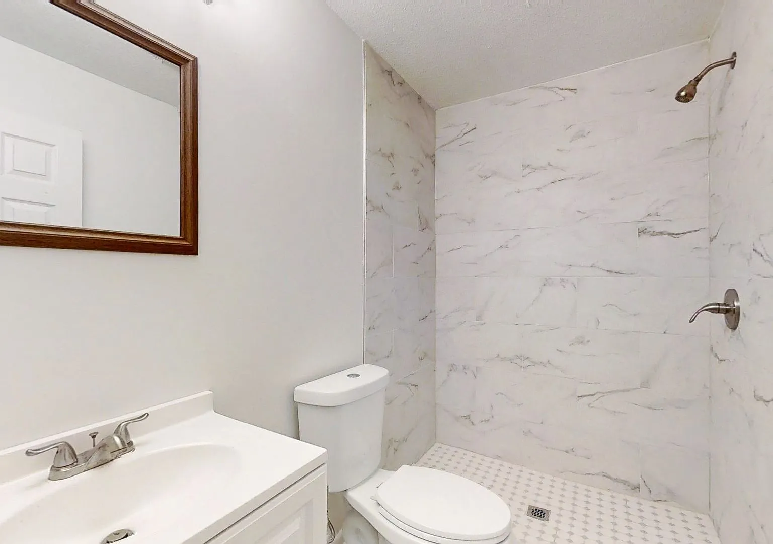 Newly Renovated 3 Bedrooms! — Photo 2
