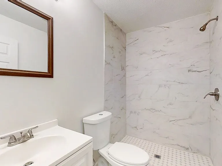 Newly Renovated 3 Bedrooms! — Photo 2