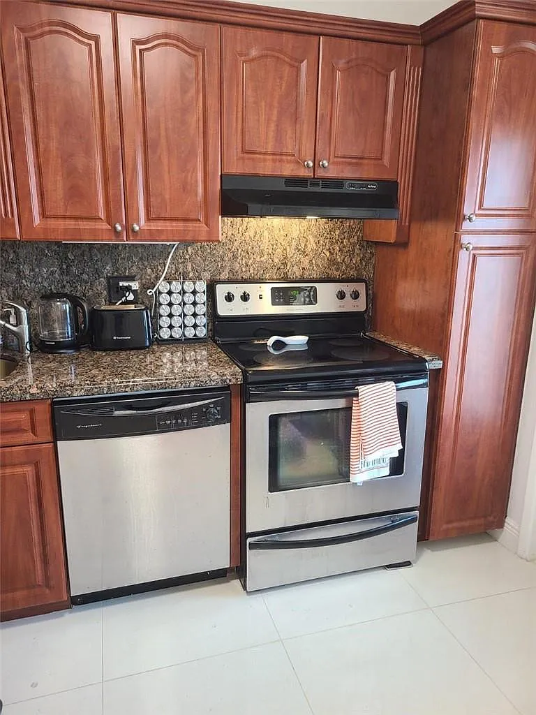 2 bed, 2.0 bath, 1064 sqft, $2,100 — Photo 2