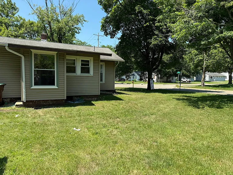 924 Hall St — Photo 3