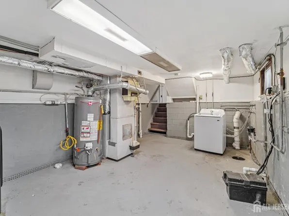 32 Waverly Dr W, Edison, NJ 08817