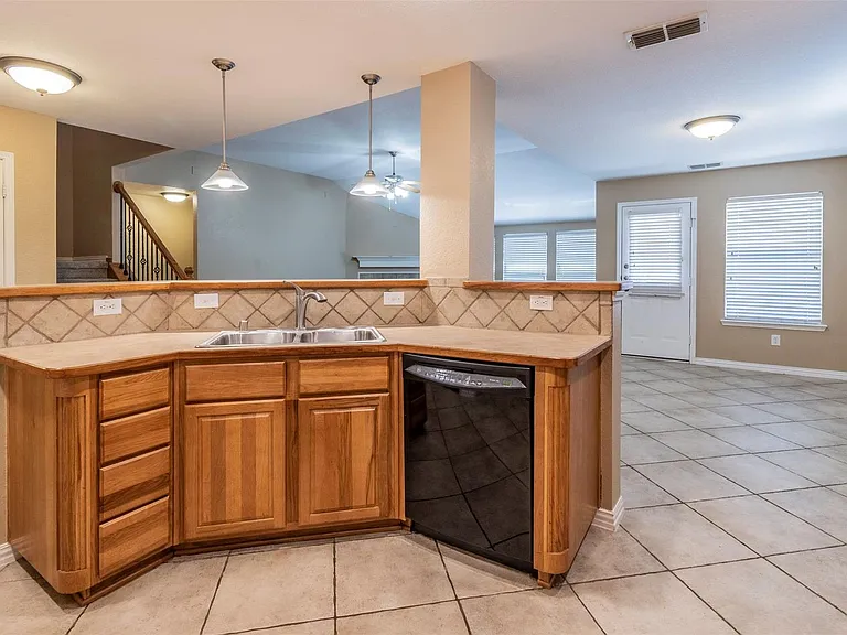 2017 Lake Highlands Dr — Photo 7