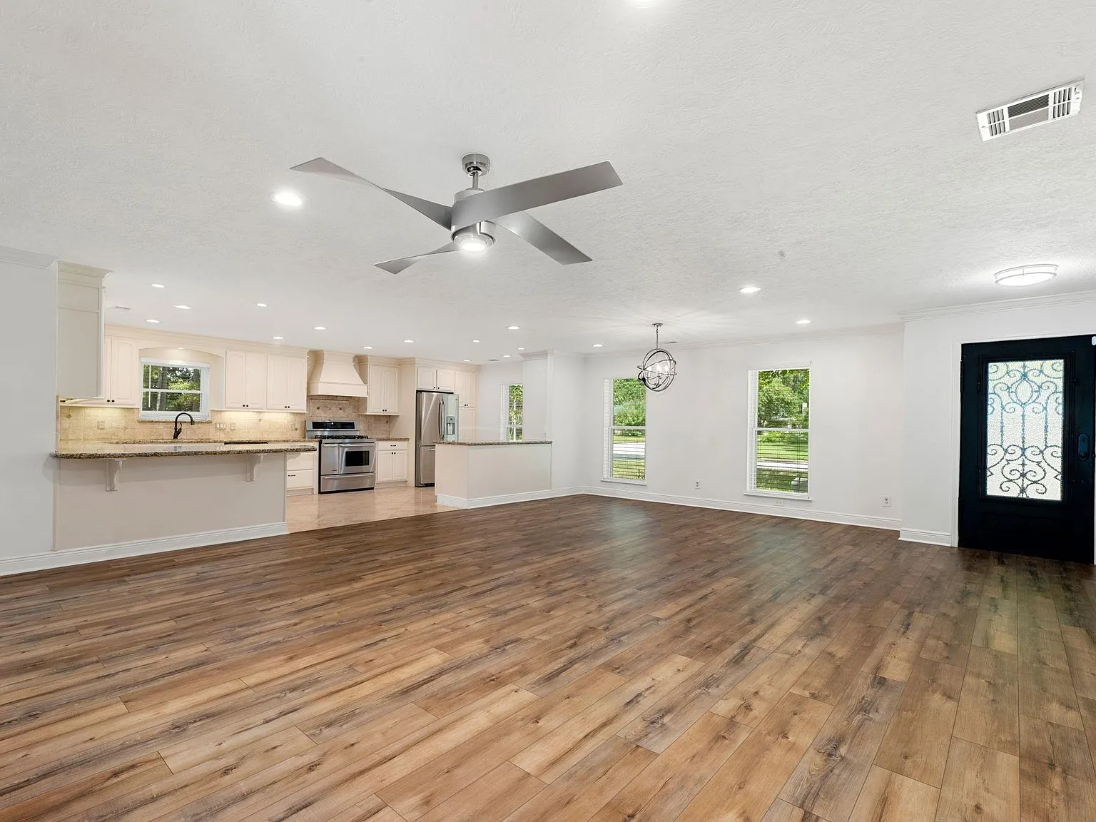 4 bed, 2.5 bath, 3293 sqft, $2,900 — Photo 2
