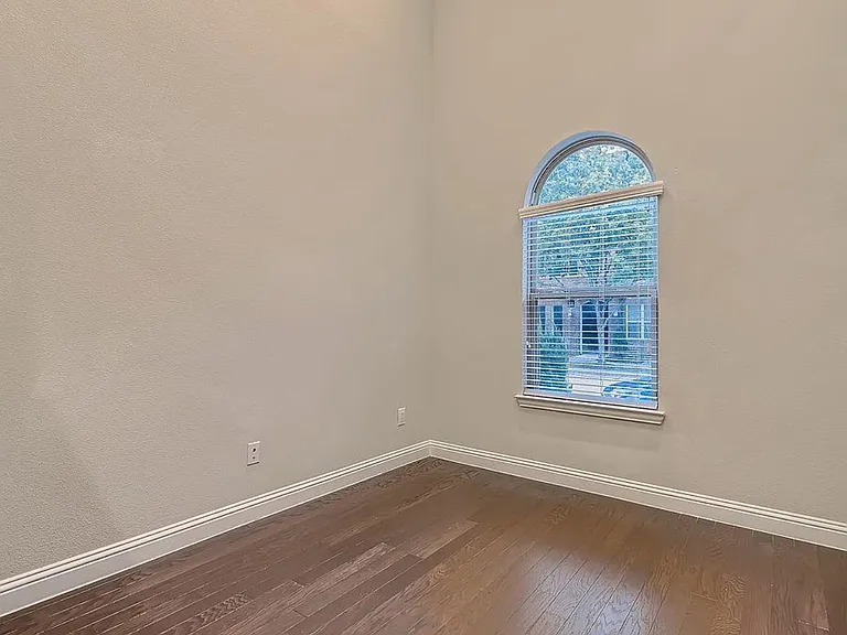 4113 Broadway Ave — Photo 10