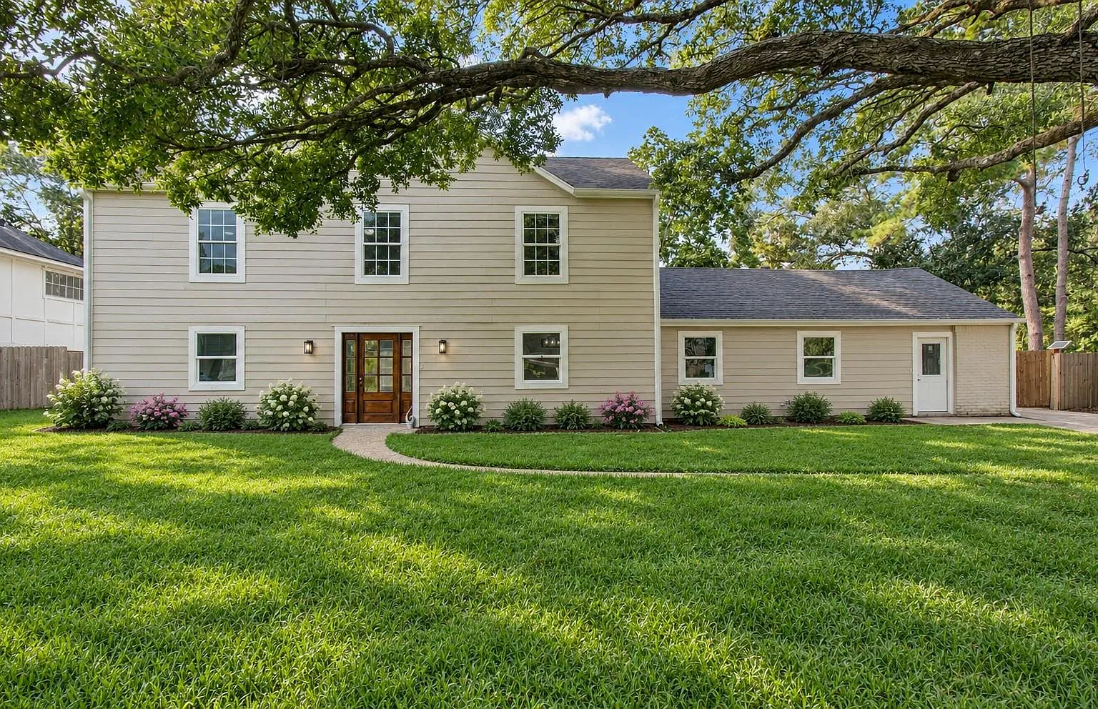 4 bed, 3.5 bath, 3008 sqft, $2,400 — Photo 1
