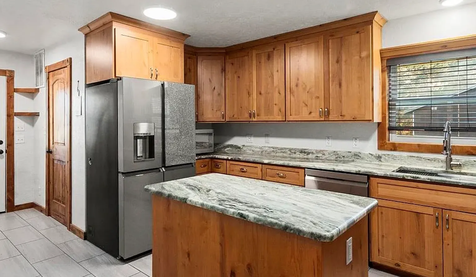 3 bed, 2056 sqft, $2,000 — Photo 3