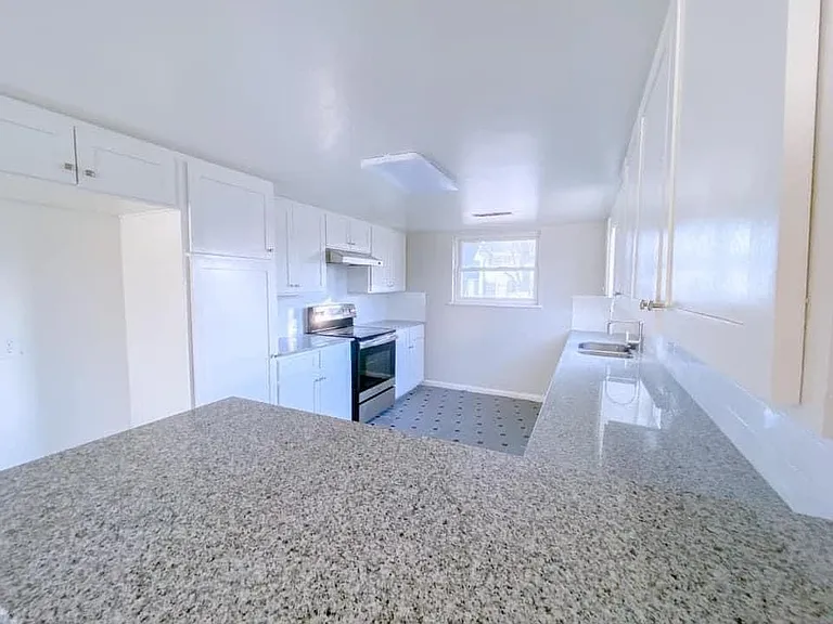 2202 Monticello Ave — Photo 4
