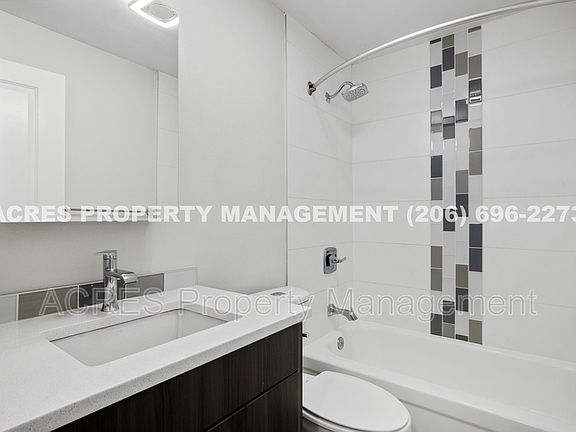 4th image of 715 Nob Hill Ave N APT 21