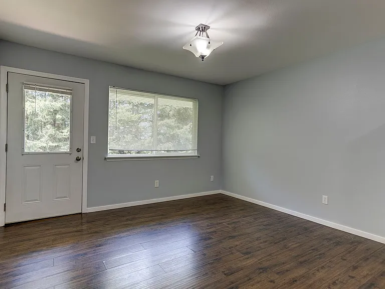 Recently Updated 2-bedroom Cottage — Photo 7