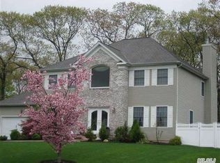 9 Rolling Wood Ct, Hauppauge, NY 11788