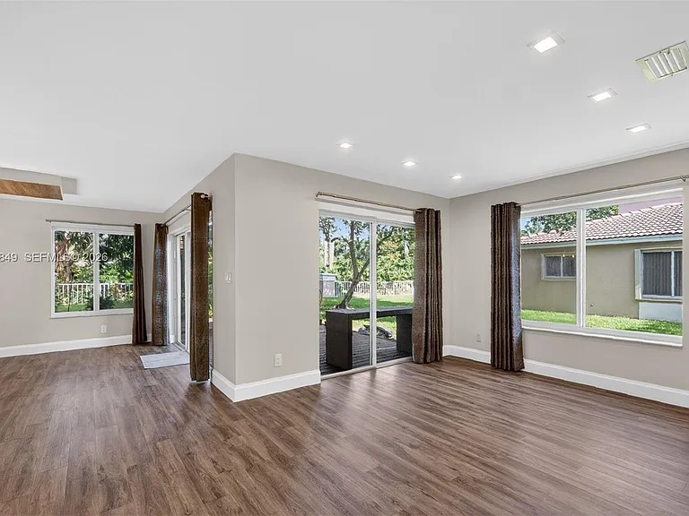 1603 W Harmony Lake Cir — Photo 15
