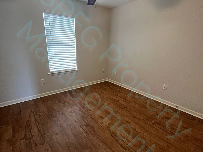 4605 Hawkins Dr — Photo 4