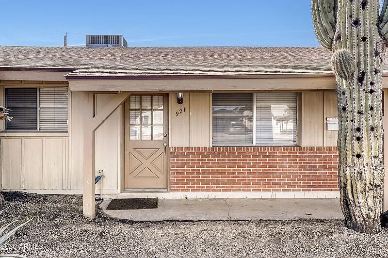 Building Photo - 921 E Campus Dr