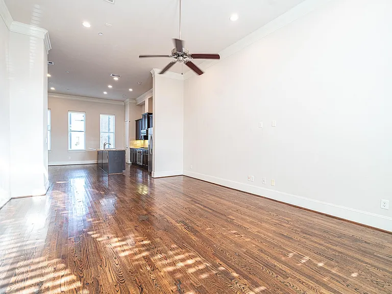 1027 Saint Charles St — Photo 10