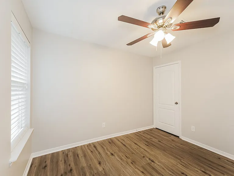 8011 Thorncroft Manor Ln — Photo 16