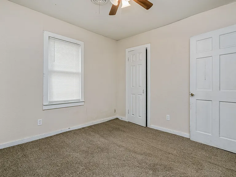 819 N Apache St #B — Photo 14