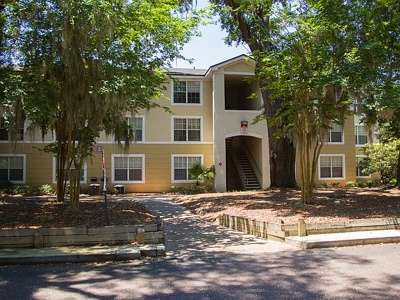 Courtney Manor Exterior