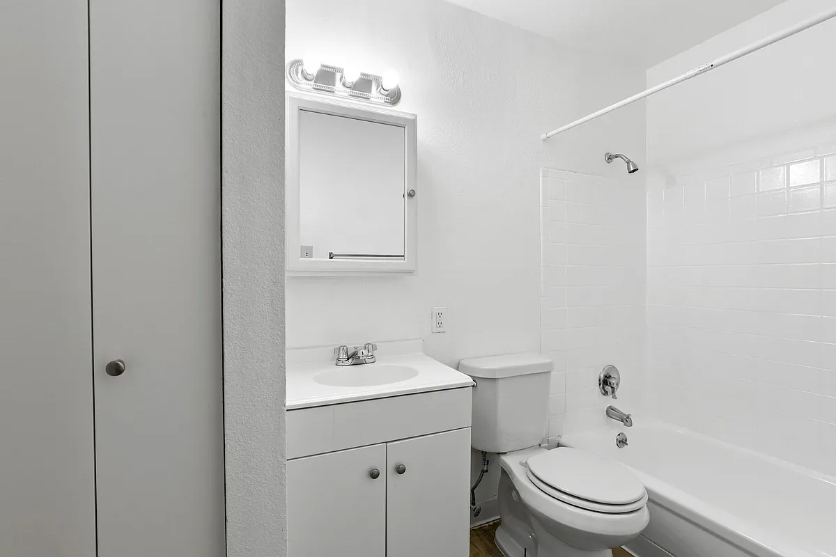 Bathroom - Fountain Gardens