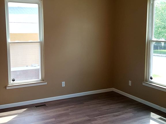5th image of 301 E 10th St