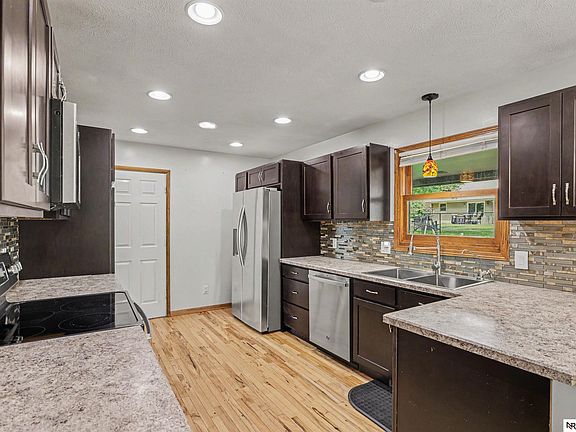 4th image of 530 Village View Dr