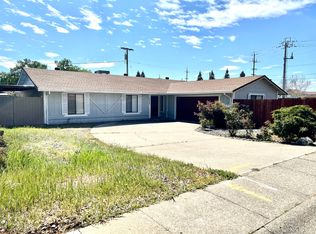 1027 Mistletoe Ln, Redding, CA 96002