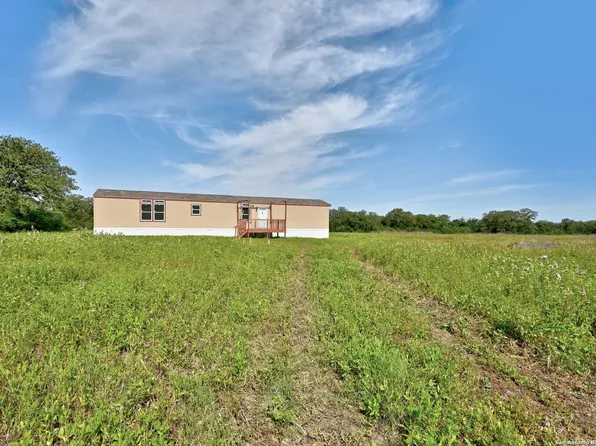 1014 County Road 438, Harwood, TX 78632