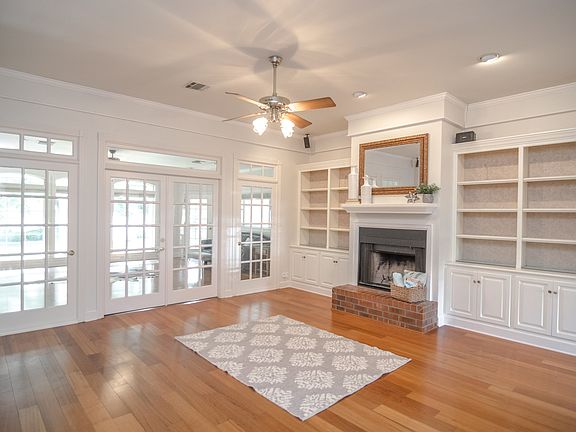 5th image of 301 Knobcrest Dr