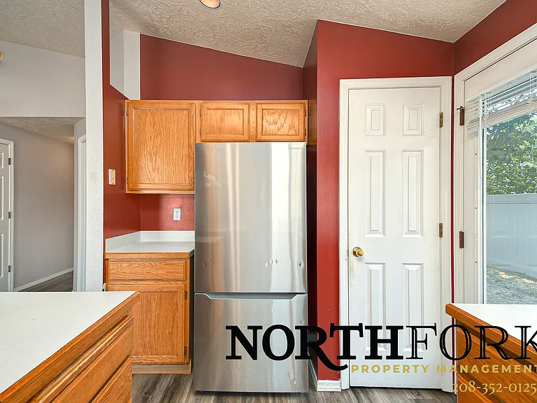 1421 S Michigan Ln — Photo 5