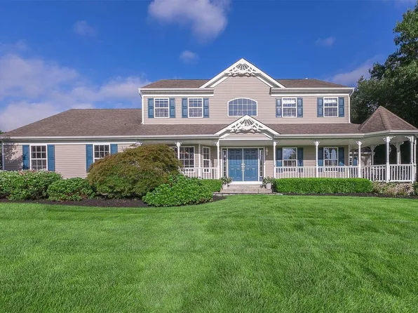 32 Ashley Circle, Manorville, NY 11949