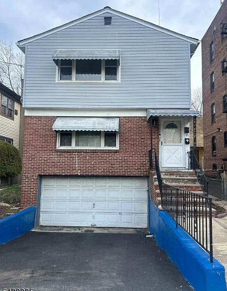 31 Yale Ave — Photo 1